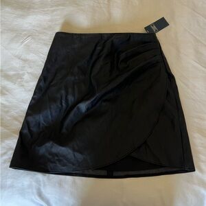 Leathery open slit skirt